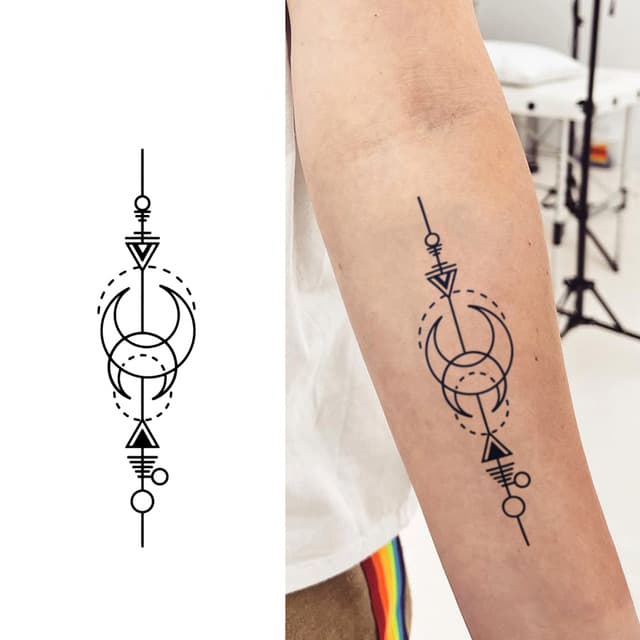 Geometric crescent column — view 1