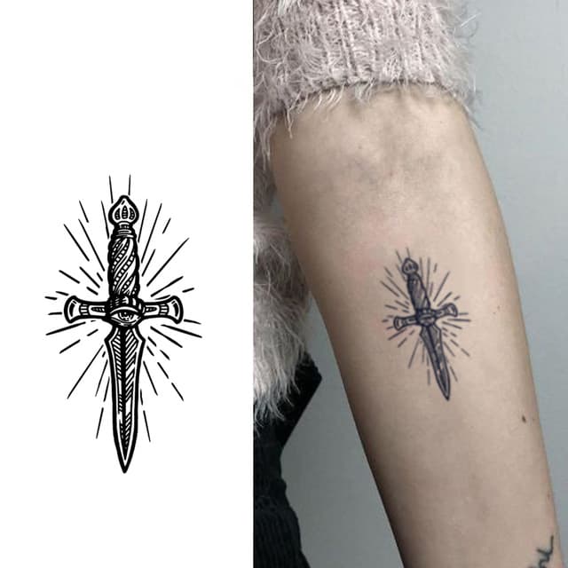 Sacred dagger with rays — view 1